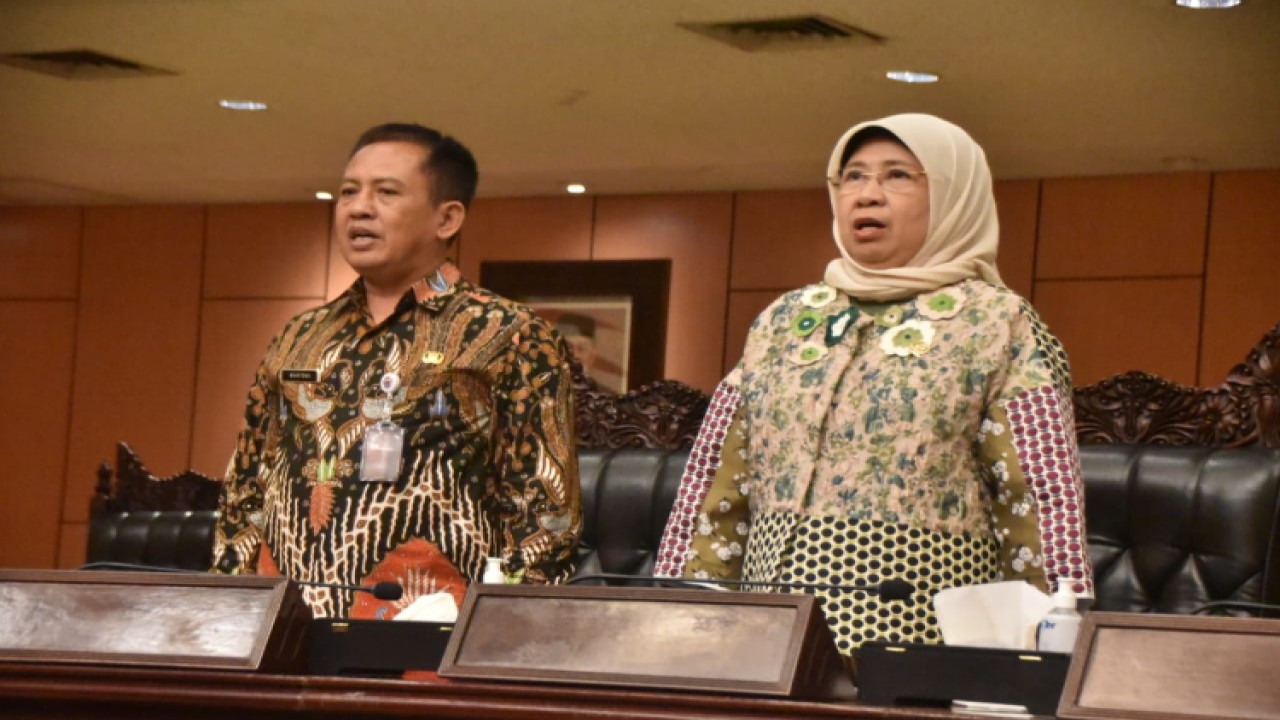 Anggota Badan Pengkajian MPR RI Andi Yuliani Paris bersama Wakil Kepala Sekolah Bidang Kesiswaan Drs. Maryono/Dok MPR