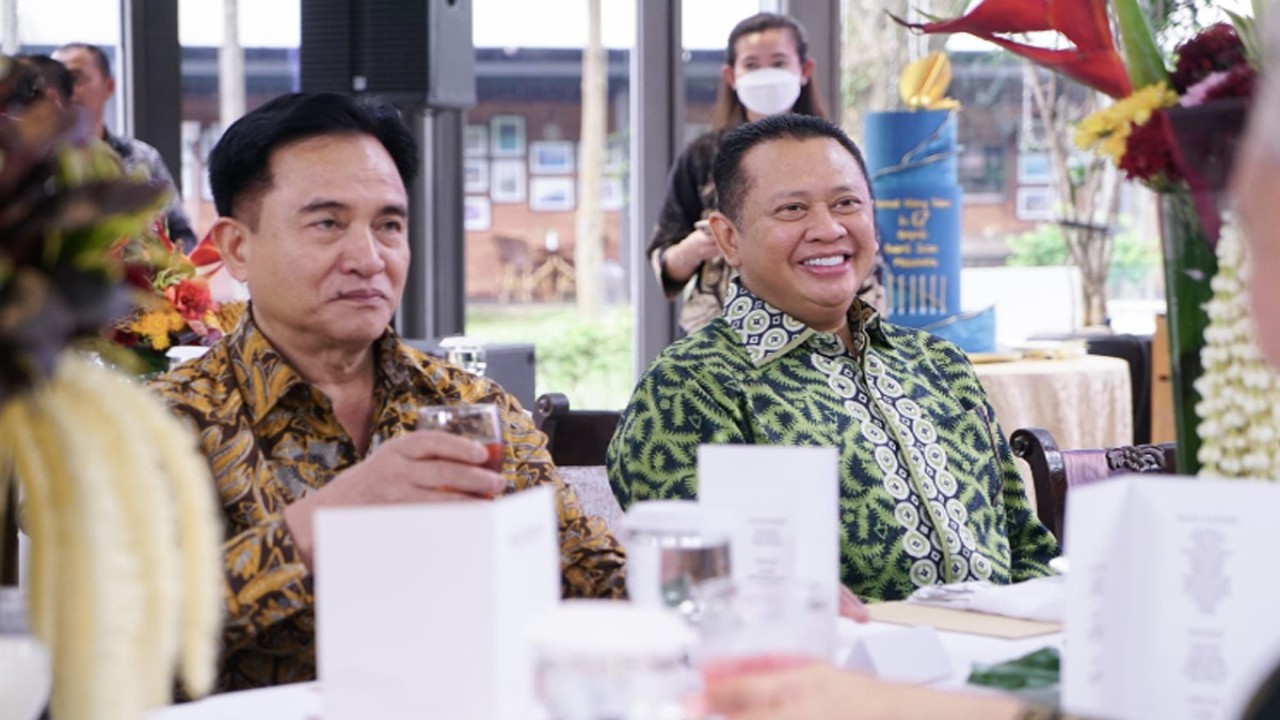 Ketua MPR RI sekaligus Wakil Ketua Umum Partai Golkar Bambang Soesatyo bersama Prof. Yusril Ihza Mahendra.