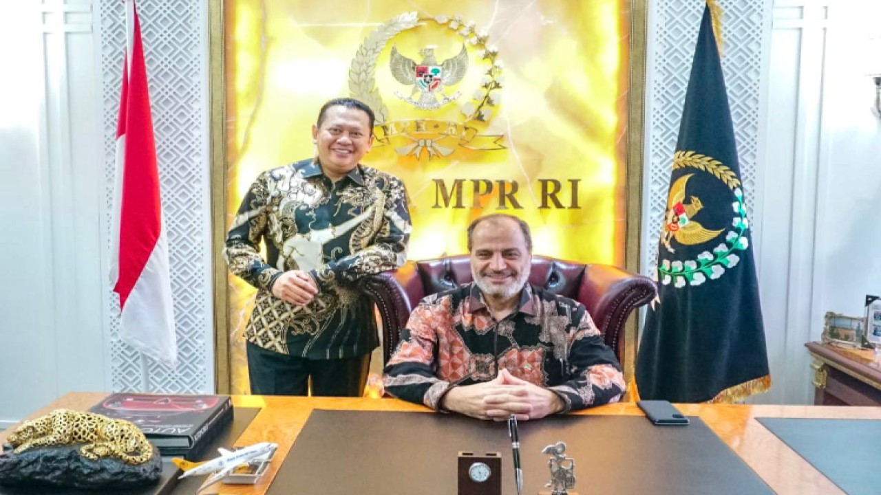 Ketua MPR RI Bambang Soesatyo bersama Duta Besar Republik Islam Iran untuk Republik Indonesia, H.E. Mr. Mohammad Khoush Heikal Azad/Dok MPR