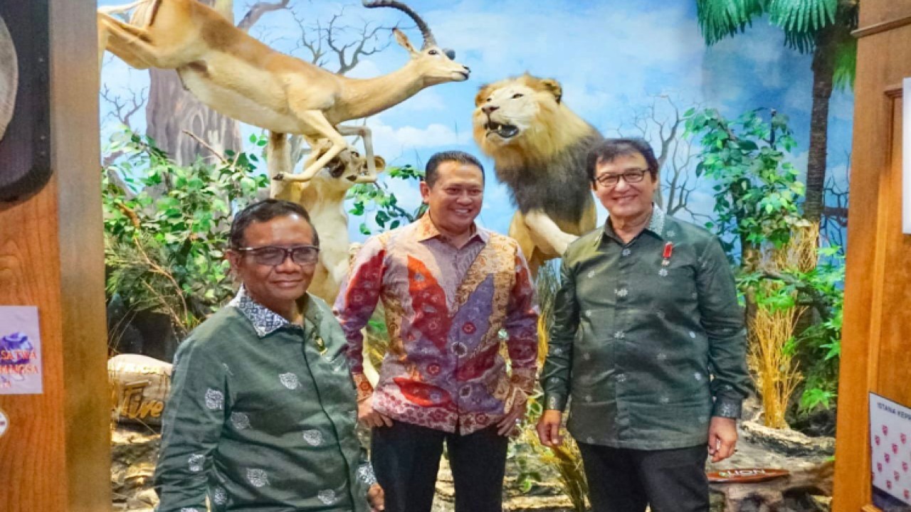 Ketua MPR RI sekaligus Pelindung Perhimpunan Kebun Binatang se-Indonesia (PKBSI) Bambang Soesatyo bersama  Menko Polhukam Mahfud MD mengunjungi Rahmat International Wildlife Museum and Gallery di Medan Sumatera Utara/Dok MPR