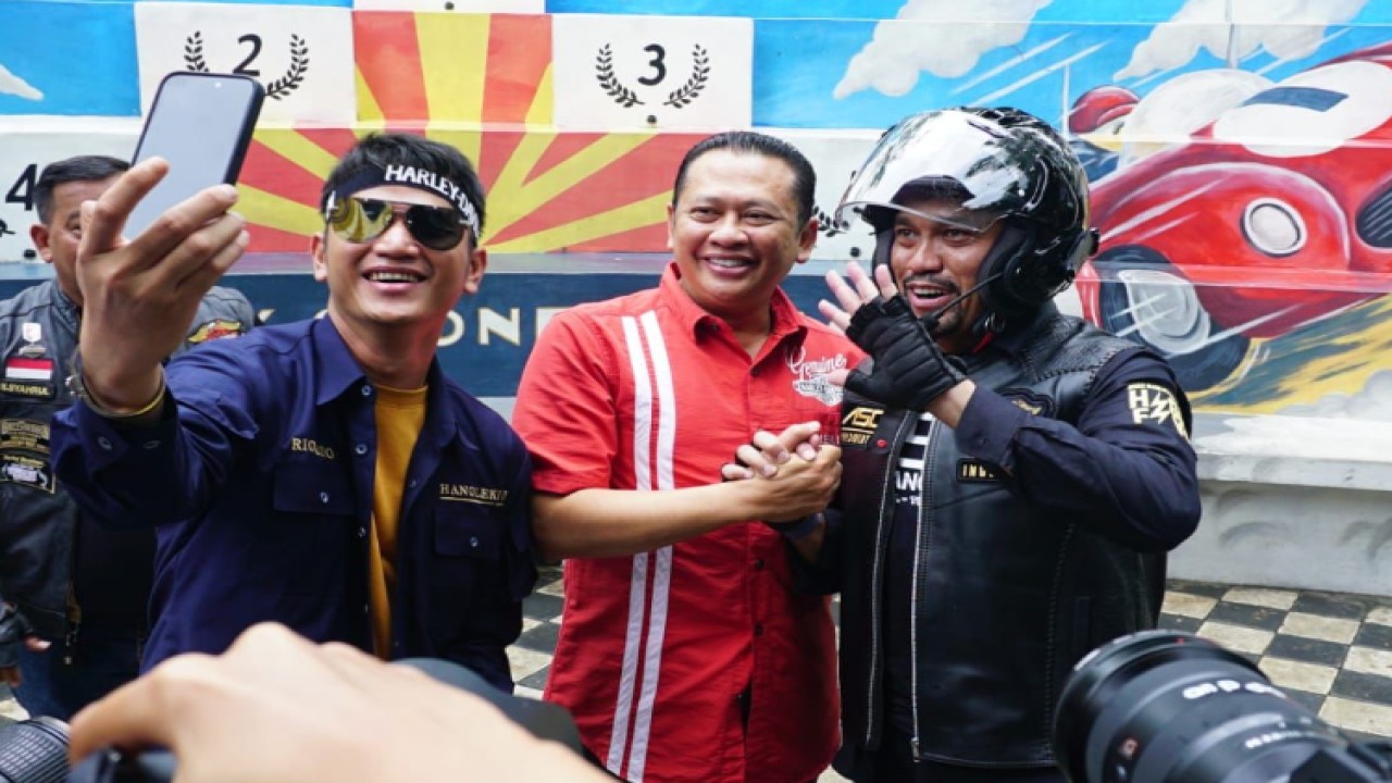 Ketua MPR RI sekaligus Ketua Umum IMI Bambang Soesatyo bersama Wakil Ketua Komisi III DPR RI yang juga Ketua Umum HDCI, Ahmad Sahroni/Dok MPR