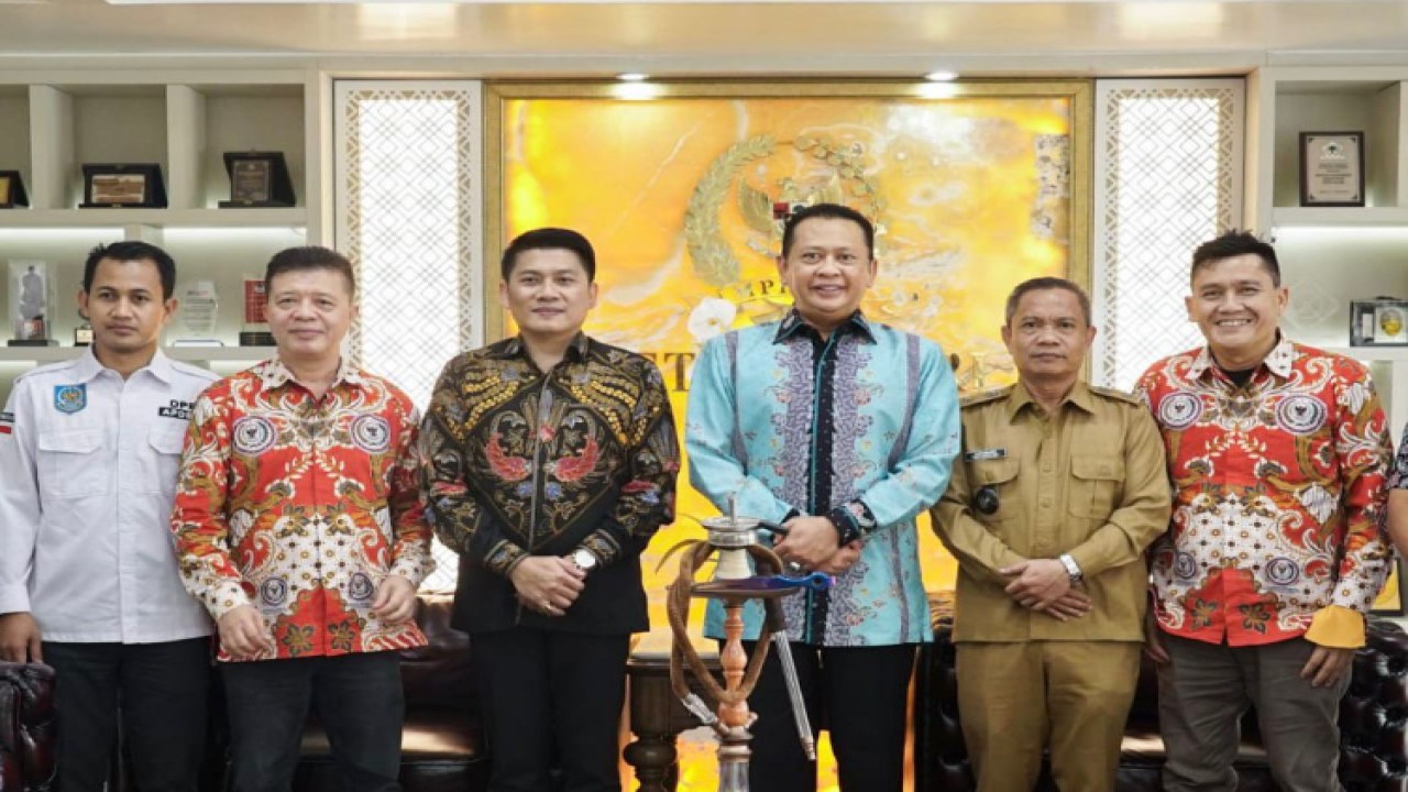Ketua MPR RI Bambang Soesatyo menerima perwakilan APDESI (Asosiasi Pemerintah Desa Seluruh Indonesia), ABPEDNAS (Asosiasi Badan Permusyawaratan Desa Nasional), dan PPDI (Persatuan Perangkat Desa Indonesia), di Jakarta, Senin (13/2/23)/Dok MPR