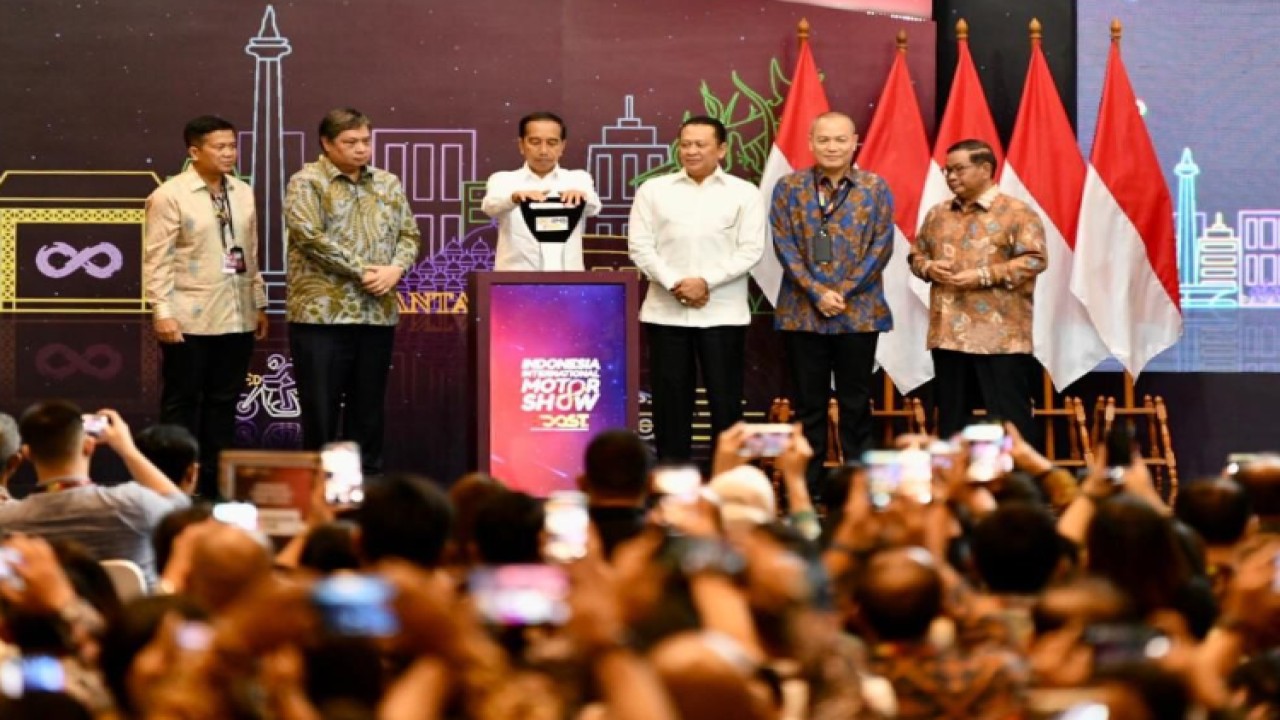 Ketua MPR RI sekaligus Ketua Umum Ikatan Motor Indonesia (IMI) Bambang Soesatyo mendampingi Presiden Joko Widodo membuka Indonesia International Motor Show 2023 (IIMS 2023) di JIExpo Kemayoran, Jakarta/Dok MPR