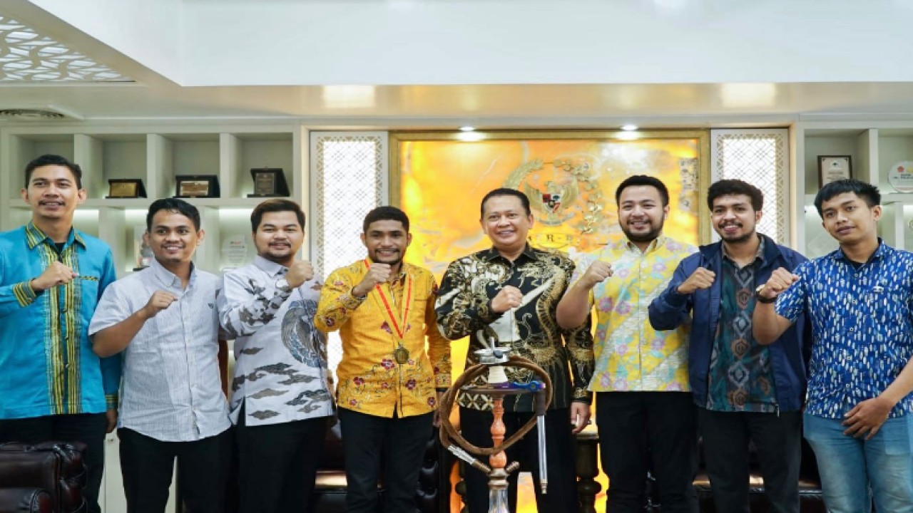 Ketua MPR RI Bambang Soesatyo bersama pengurus Perhimpunan Mahasiswa Hukum Indonesia (PERMAHI)/Dok MPR