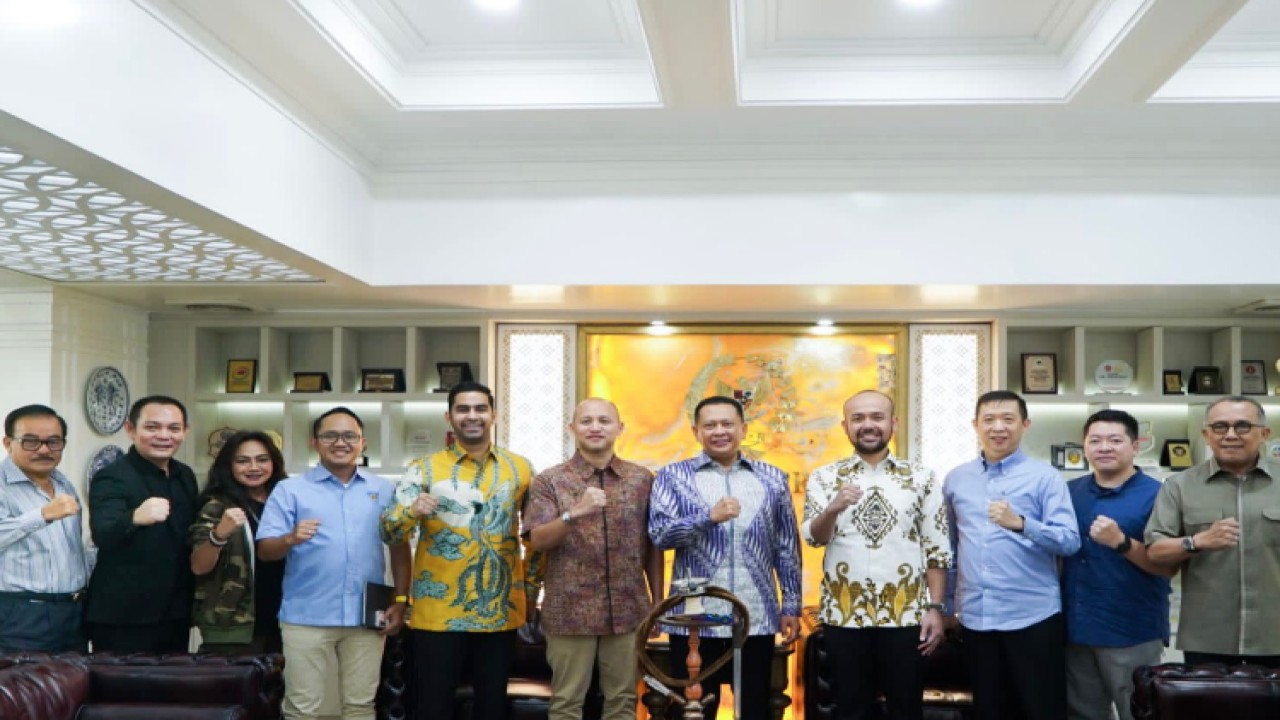 Ketua MPR RI sekaligus Ketua Umum IMI Bambang Soesatyo bersama direksi JakPro, Artha Graha Group, dan pimpinan Himpunan Pengusaha Muda Indonesia (HIPMI)/Dok MPR