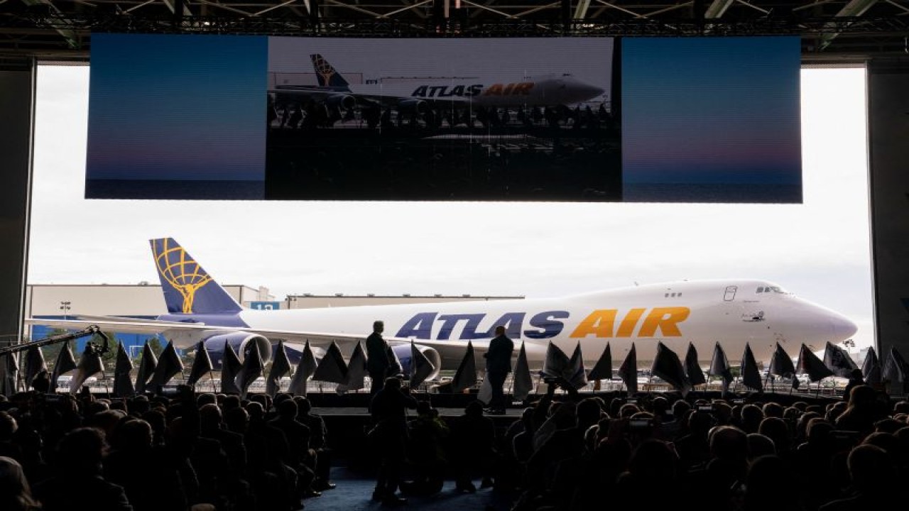 John W. Dietrich, presiden dan CEO Atlas Air Worldwide, dan Dave Calhoun, CEO Boeing, berbicara di atas panggung selama pengiriman jet 747 terakhir di pabrik mereka di Everett, Washington, AS, 31 Januari 2023. ANTARA/REUTERS/David Ryder