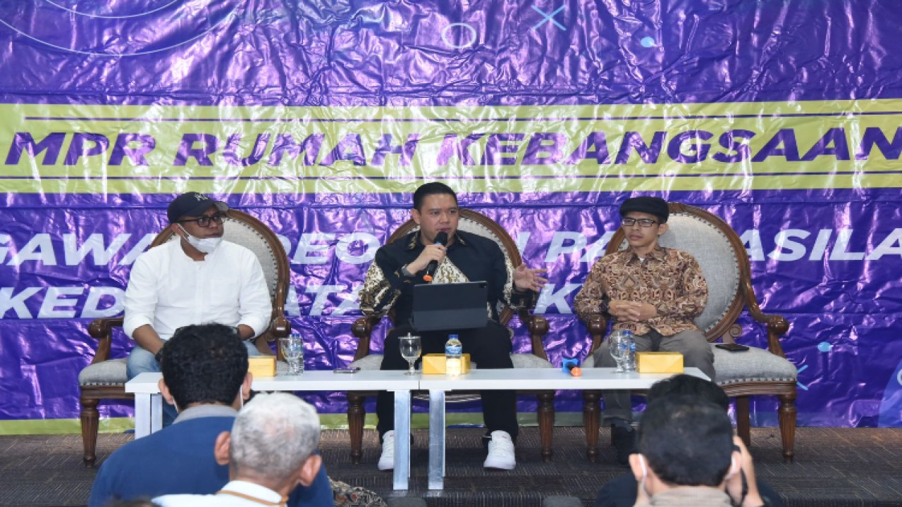 Anggota MPR/DPR dari Partai Golkar, Dave Akbarshah Fikarno saat menjadi pembicara dalam Diskusi Empat Pilar MPR yang bertema Sistem Pemilu dan Masa Depan Demokrasi Pancasila yang digelar di Media Center, Komplek Gedung MPR/DPR/DPD, Senayan, Jakarta, 22 Februari 2023/Dok MPR