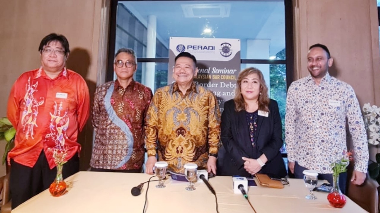 Ketua Umum DPN PERADI  Prof. Dr. Otto Hasibuan, S.H., M.M., dan President Malaysian Bar Council, Karen Cheah Yee Lynn bersama delegasi menggelar pertemuan menjelang pelaksanaan seminar./Istimewa