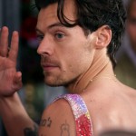 Harry Styles tampil dalam balutan jumpsusit pelangi di Grammys 2023-1675656343