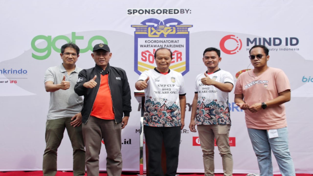 Wakil Ketua MPR RI Hidayat Nur Wahid menghadiri undangan di laga perdana KWP Cup Mini Soccer 2023 yang digelar Koordinatoriat Wartawan Parlemen (KWP), di Lapangan Kompleks Parlemen, Senayan, Jakarta, Sabtu (18/2/2023)/Dok MPR