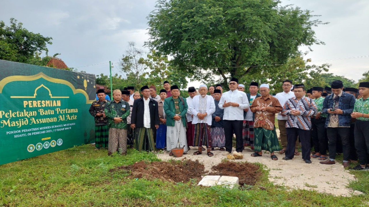 Wakil Ketua MPR RI Jazilul Fawaid melakukan peletakan batu pertama pembangunan masjid Assunan Al Aziz di Komplek Pondok Pesantren (Ponpes) Modern Sunanul Muhtadin, Dusun Sidorukun, Desa Kertosono, Kecamatan Sidayu, Kabupaten Gresik, Jawa Timur/Dok MPR