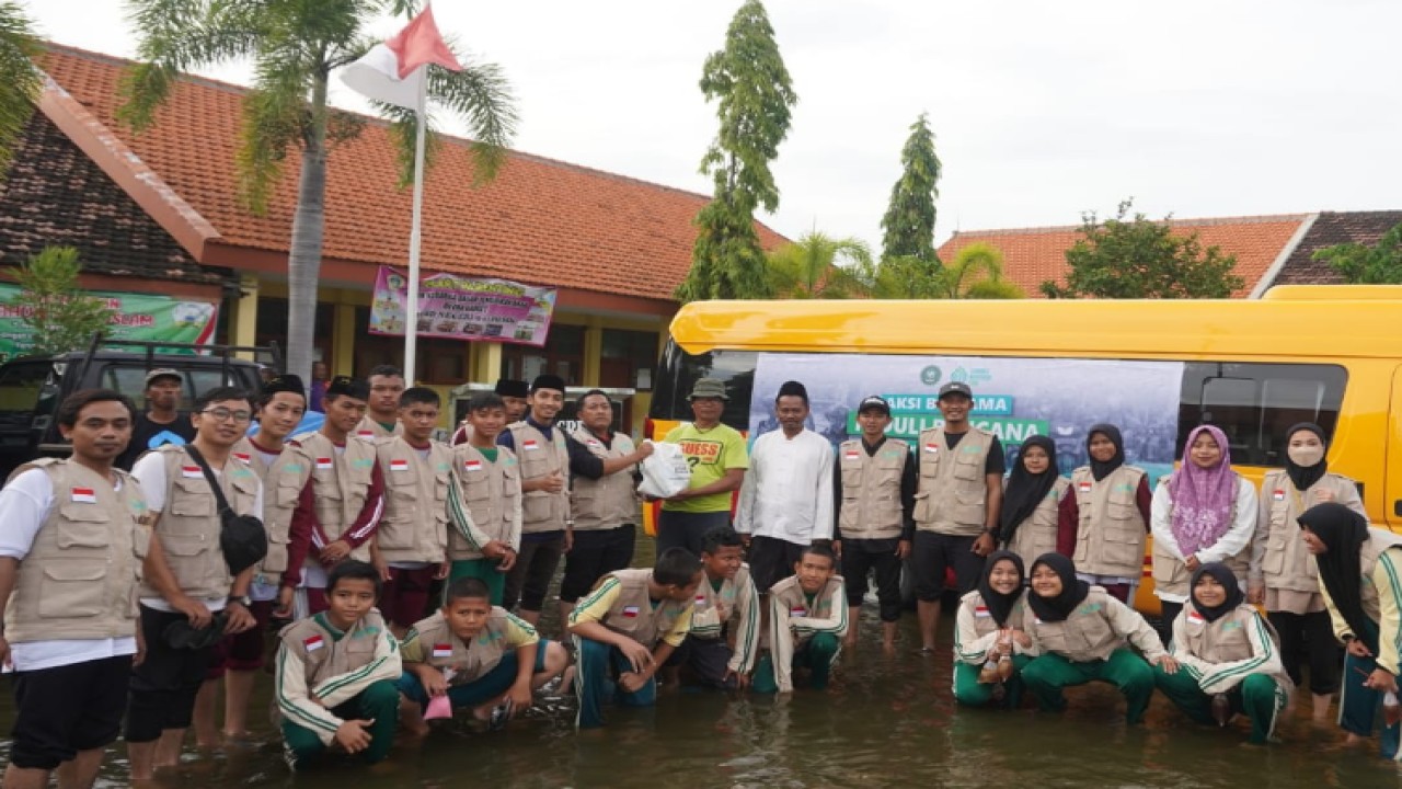 Wakil Ketua MPR RI yang juga Ketua Dewan Pembina Ponpes Modern Sunanul Muhtadin Jazilul Fawaid bersama para santri melakukan aksi peduli korban banjir di Kabupaten Gresik, Jawa Timur/Dok MPR