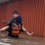 Petugas Brimob mengevakuasi warga yang terjebak banjir/ist-1676695326