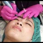 Seorang wanita sedang melakukan perawatan sulam alis microblading. (ANTARA/Maria Cicilia)-1676868661