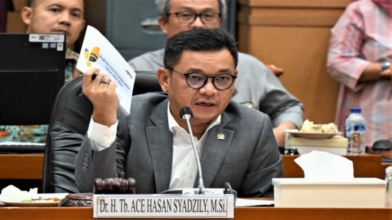 Wakil Ketua Komisi VIII DPR RI Ace Hasan Syadzily saat Rapat Dengar Pendapat dengan Kepala BPKH di Gedung DPR, Jakarta, Selasa (21/3/2023). (Tari/Man)