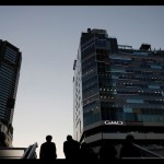 Arsip Foto - Pejalan kaki berjalan di kawasan bisnis di Tokyo, Jepang. ANTARA/REUTERS/Kim Kyung-Hoon/am.-1679279391