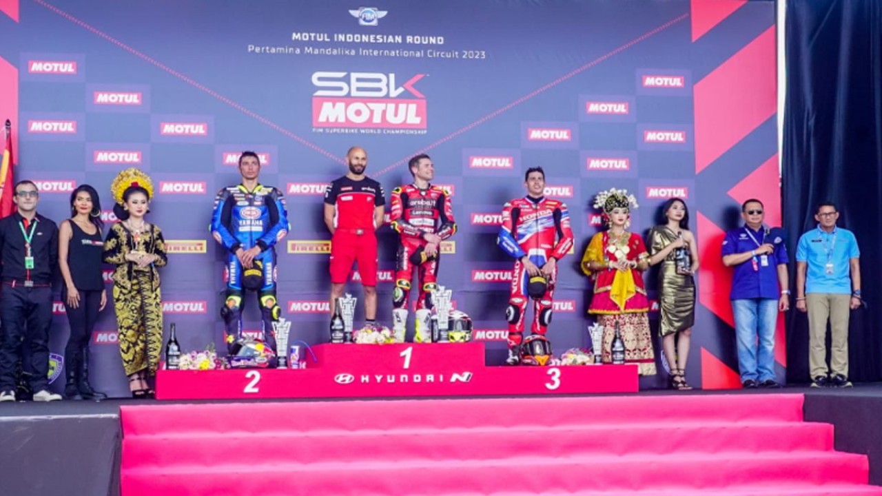 Ketua MPR RI Bamsoet Serahkan Trophy Juara World Superbike Mandalika 2023