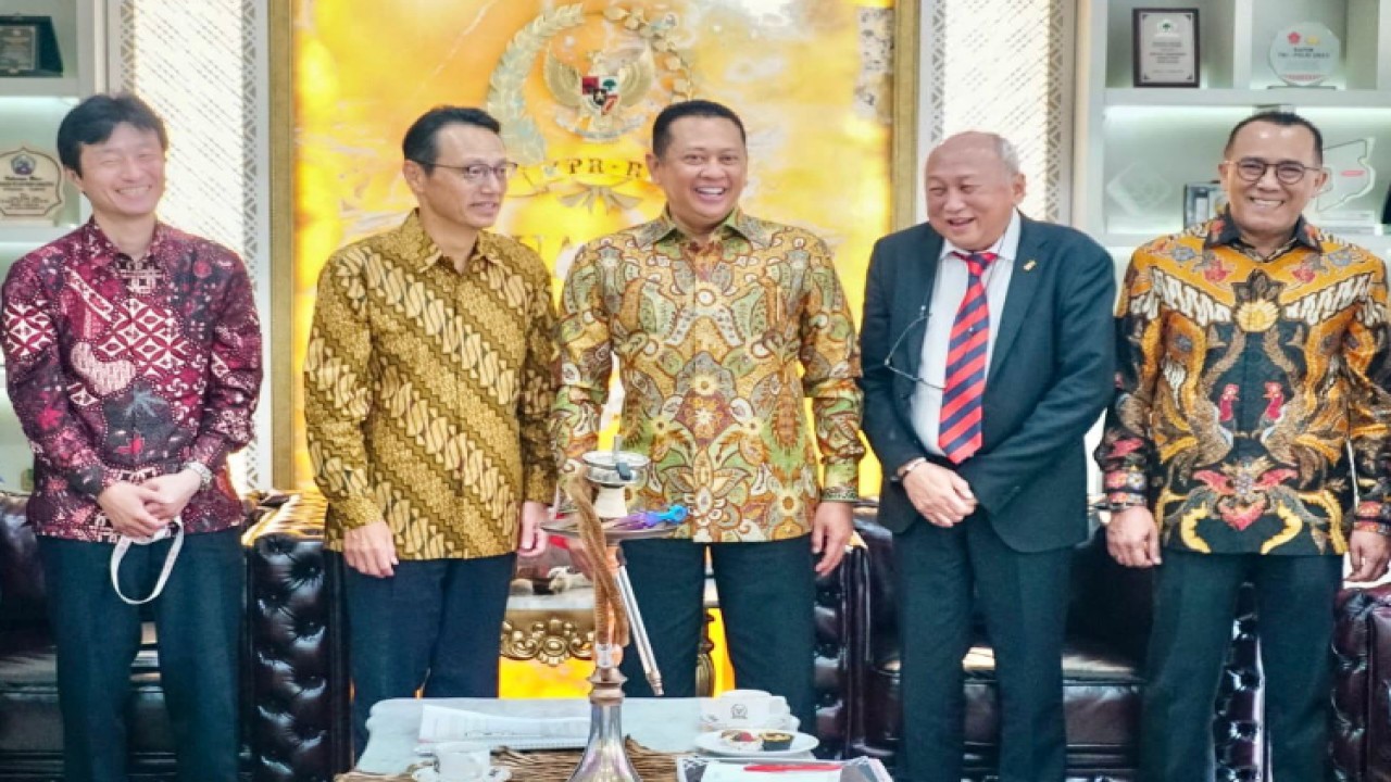 Ketua MPR RI sekaligus Ketua Umum IMI Bambang Soesatyo bersama Pembina IMI Pusat sekaligus pemilik Sentul International Circuit Tinton Soeprapto dan Duta Besar Jepang untuk Indonesia H.E. Mr. Kasunagi Kenji/Dok MPR