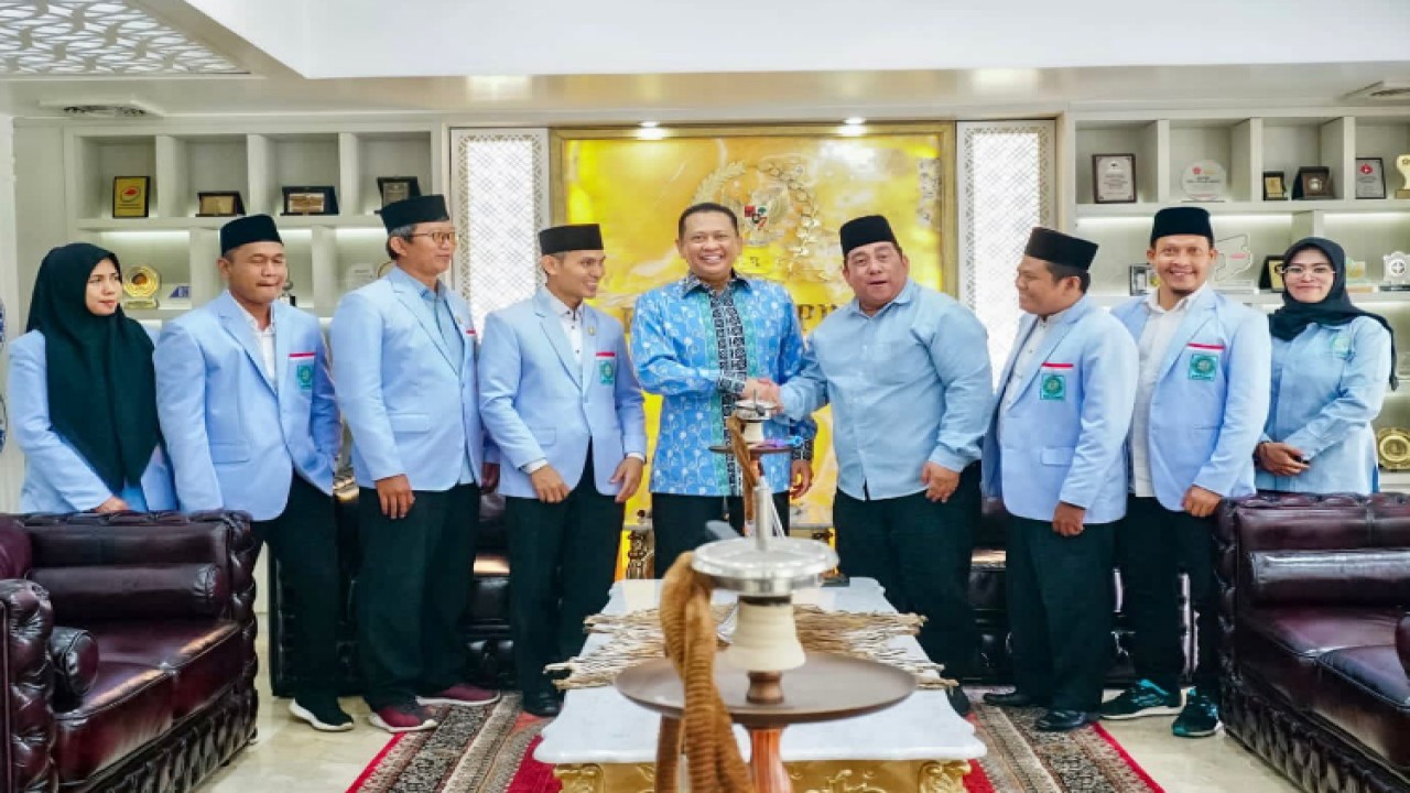 Ketua MPR RI Bambang Soesatyo bersama pengurus Badan Komunikasi Pemuda Remaja Masjid Indonesia (BKPRMI)/Dok MPR