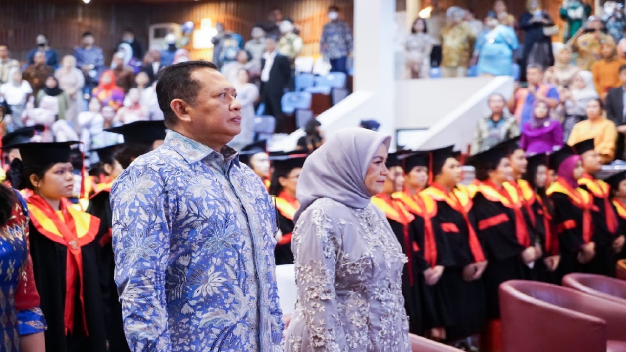 Ketua MPR RI Bambang Soesatyo menghadiri prawisuda program sarjana anak kelimanya, Saras Shintya Putri dengan predikat cumlaude di Fakultas Hukum Universitas Indonesia Depok, Kamis (9/3/23)/Dok MPR