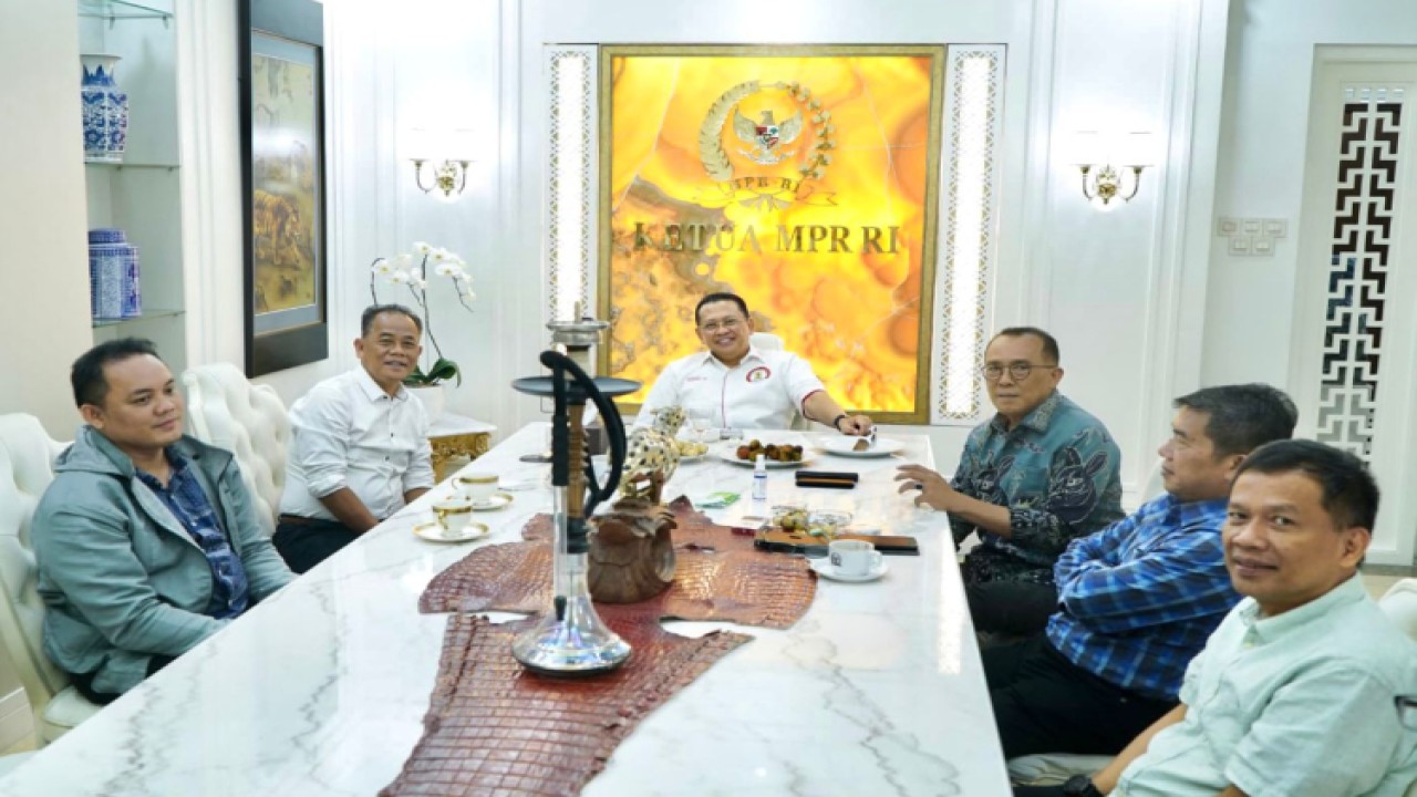 Ketua MPR RI  Bambang Soesatyo menerima Direktur Institut Filsafat Pancasila Yoseph Umarhadi/Dok MPR