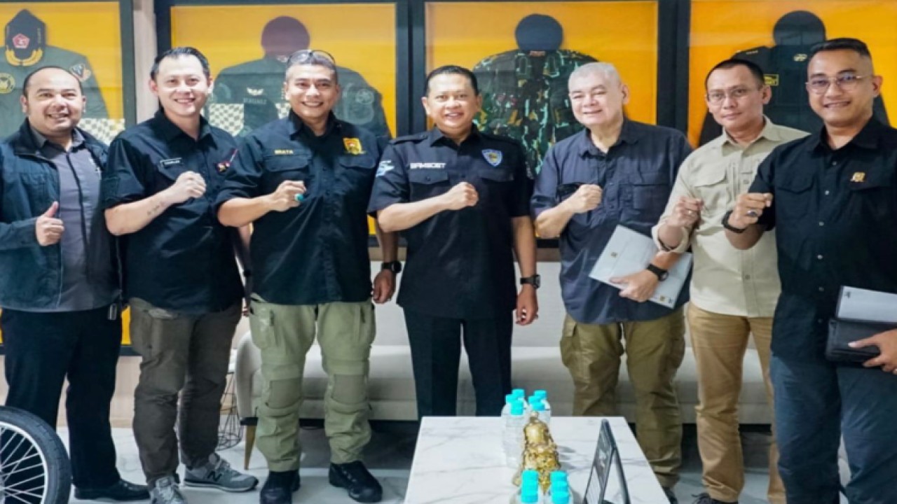 Ketua MPR RI sekaligus Ketua Umum Perkumpulan Pemilik Izin Khusus Senjata Api Beladiri (PERIKHSA) Bambang Soesatyo menerima Pengurus DPP PERIKHSA/Dok MPR