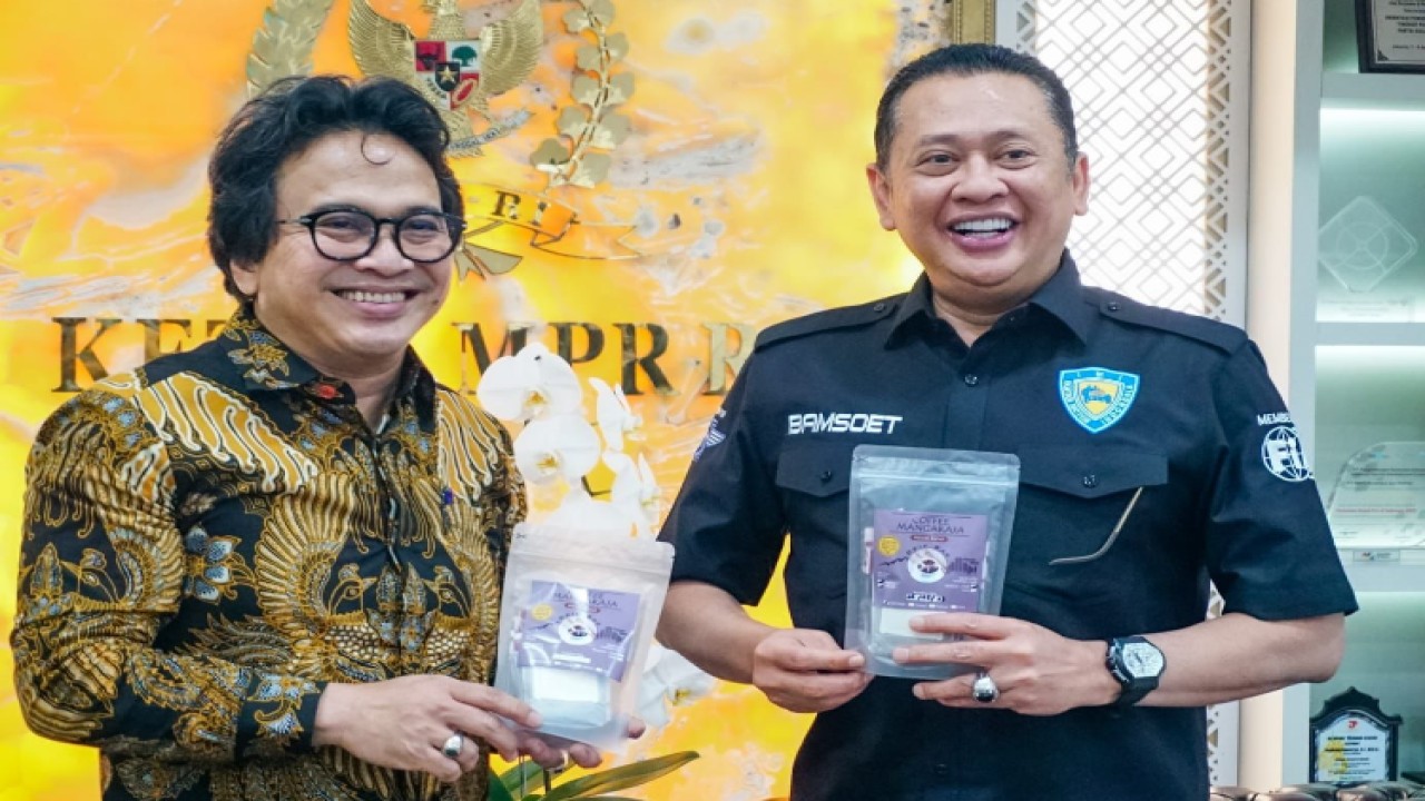 Ketua MPR RI sekaligus pendiri PT Banjarnegara Agro Mandiri Sejahtera (BAMS) Bambang Soesatyo, bersama Ketua Umum Perkumpulan Bumi Alumni (PBA) Ary Zulfikar/Dok MPR