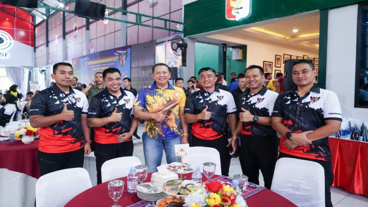 Ketua MPR RI sekaligus Penasehat Perbakin Bambang Soesatyo bersama peserta Lomba Menembak Piala Komandan Pasukan Pengamanan Presiden (Danpaspampres) 2023/Dok MPR