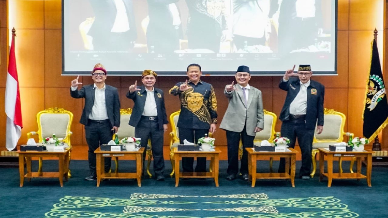 Ketua MPR RI Bambang Soesatyo membuka Musyawarah Adat Nasional Lembaga Tinggi Masyarakat Adat Republik Indonesia (MUSDATNAS LEMTARI), di Komplek MPR RI, Jakarta, Senin (20/3/23)/Dok MPR