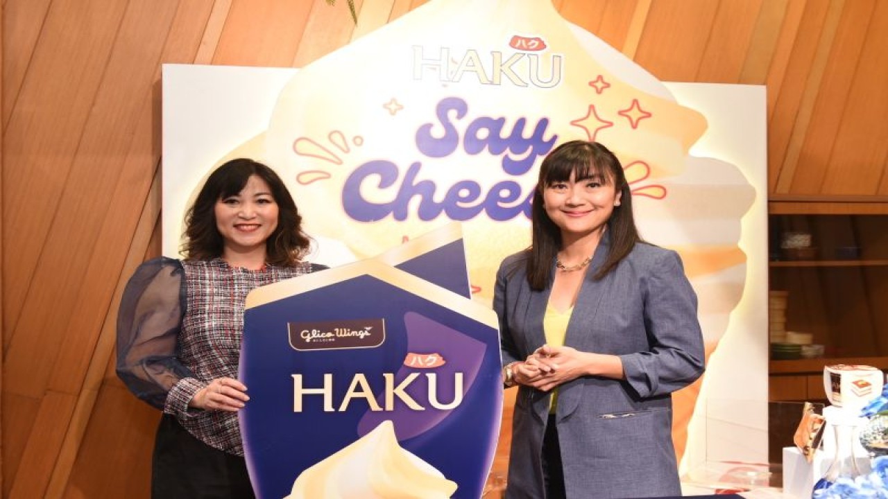 Glico Wings resmi meluncurkan produk HAKU Tokyo Cheese Delight di Indonesia dengan cone rasa keju pertama di Indonesia, dihadiri oleh Miranti Burhan, Head of Marketing Glico Wings dan Maria Andyta Soepomo, General Manager ABC Cooking Studio Indonesia. (ANTARA/HO-Glico Wings)