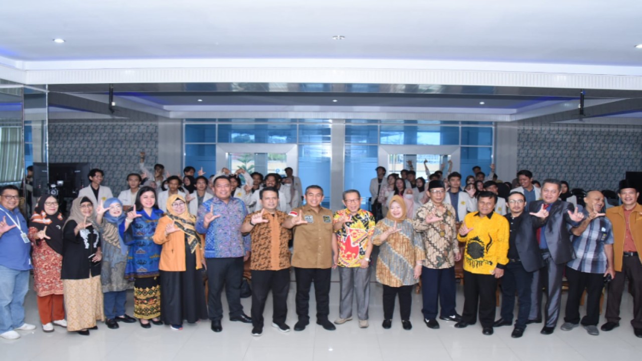 Para narasumber dan peserta Sarasehan Kehumasan MPR RI di Universitas Sang Bumi Ruwa Jarai, Bandar Lampung berfoto bersama/Dok MPR