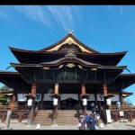 Pengunjung memasuki aula utama Kuil Zenkoji di Prefektur Nagano, Jepang, Jumat (17/2/2023). (ANTARA/Katriana)-1678852516