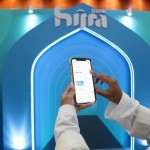 Petugas menunjukkan aplikasi Hijra Bank (Antara/HO/hijra bank)-1679033212