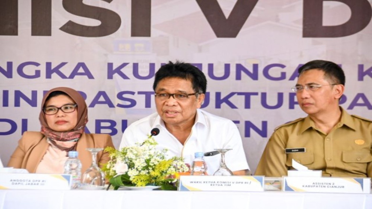 Ketua Komisi V DPR RI Ridwan Bae saat memimpin pertemuan Tim Kunjungan Kerja Spesifik (Kunspik) Komisi V DPR RI ke Cianjur, Senin (20/3/2023). (Rdn/Man)