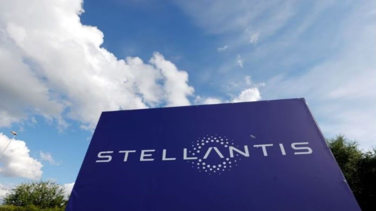 Tampak logo Stellantis di pintu masuk pabrik perusahaan di Hordain, Prancis, 7 Juli 2021. (Pascal Rossignol/Reuters)