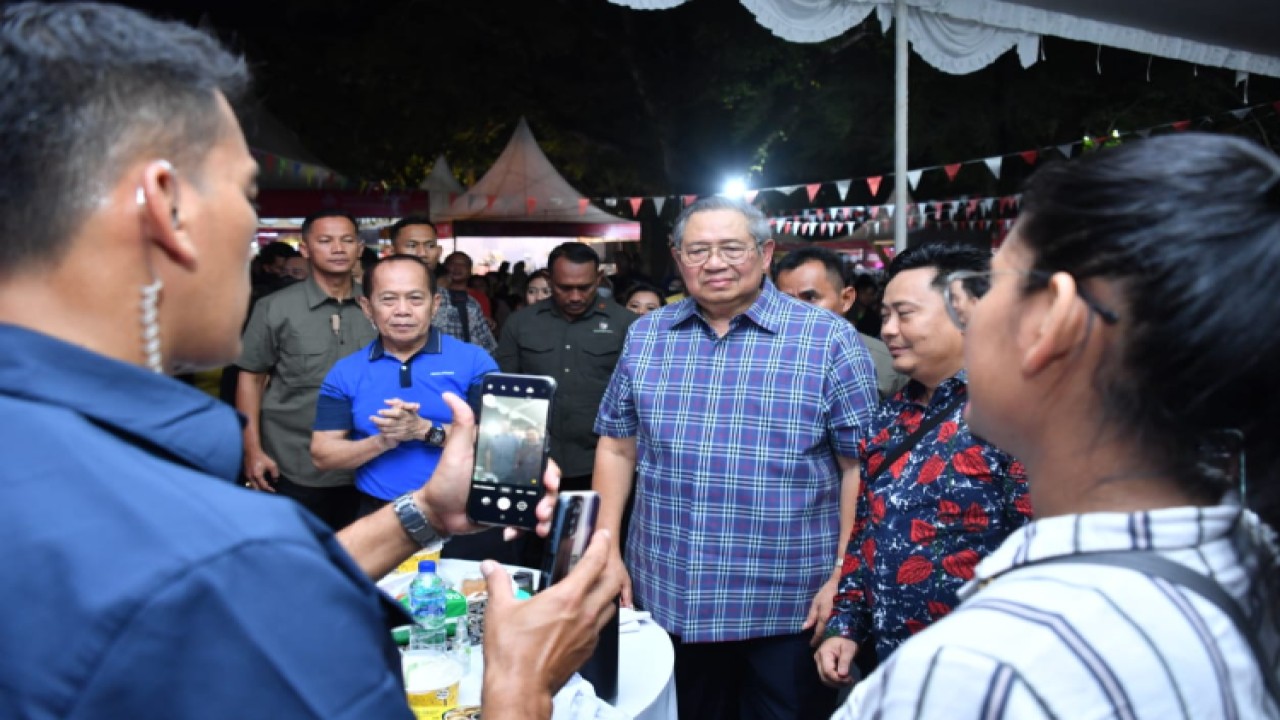 Wakil Ketua MPR RI Sjarifuddin Hasan bersama Presiden ke-6, Susilo Bambang Yudhoyono (SBY) mengunjungi langsung perhelatan Solo Indonesia Culinary Festival digelar di Benteng Vastenburg, Kota Solo/Dok MPR