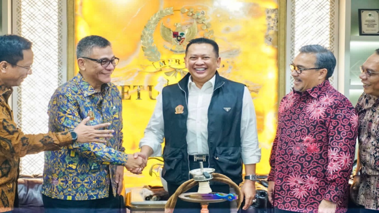 Ketua MPR RI Bambang Soesatyo yang juga alumni program Doktor Ilmu Hukum dari Fakultas Hukum Universitas Padjadjaran Bandung menerima pengurus PADIH Unpad Ketua Umum Rildo Ananda Anwar, Wakil Ketua Ahmad Muliadi dan Yuli Harsono, Sekretariat Ade Renaldi dan Fatahillah Ramli/Dok MPR