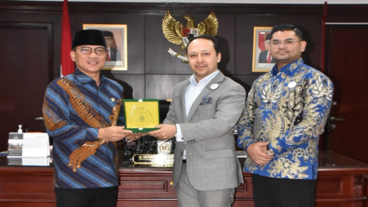 Wakil Ketua MPR Yandri Susanto menerima penghargaan dari Green Climate International atas kepeduliannya terhadap isu lingkungan hidup, yang diserahkan langsung oleh Chairman of The Board GCI Fahad Attamimi didampingi stafnya Roland/Dok MPR