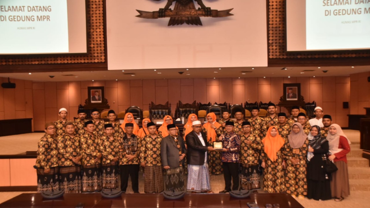 Wakil Ketua MPR Yandri Susanto bersama para pimpinan dan siswa Madrasah Tsanawiyah dan Madrasah Aliyah Perguruan Islam Al Jauharotunnaqiyah, Cibeber, Kota Cilegon, Banten/Dok MPR