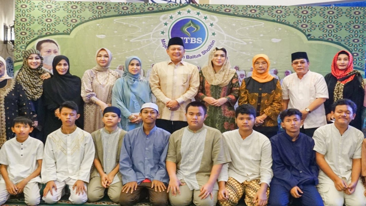 Ketua MPR RI sekaligus Ketua Dewan Pendiri Majelis Ta'lim Baitus Sholihin (MT-BS) Bambang Soesatyo usai acara Buka Puasa dan Santunan Anak Yatim Majelis Ta'lim Baitus Sholihin di Jakarta, Selasa (11/4/23)/Dok MPR