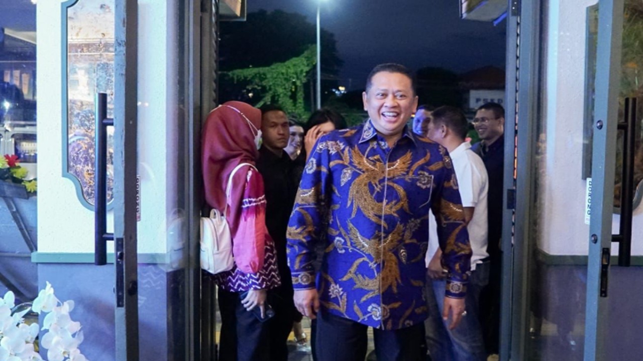 Ketua MPR RI sekaligus Wakil Ketua Umum Partai Golkar Bambang Soesatyo mendukung konten kreator Youtube asal Bandung Jurnal Risa memiliki kedai kopi pertamanya di Jakarta.