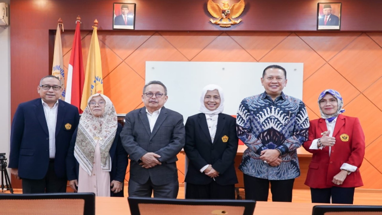 Ketua MPR RI Dosen FHISIP Universitas Terbuka Dr Bambang Soesatyo, SH, SE, MBA bersama Ketua Sidang sekaligus Penguji I Prof Faisal Santiago, Promotor Prof. Abdulah Sulaiman, dan Co-Promotor Dr. Megawati Barthos/Dok MPR