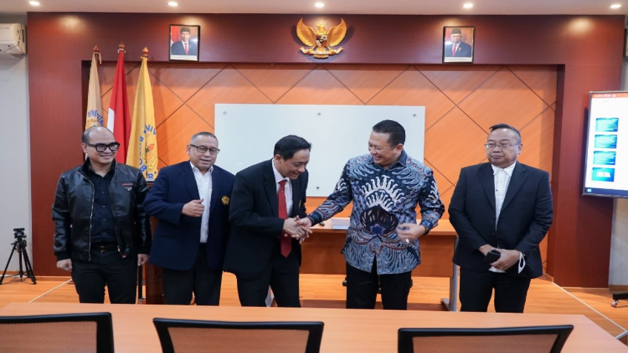 Ketua MPR RI sekaligus Dosen Fakultas Hukum, Ilmu Sosial & Ilmu Politik (FHISIP) Universitas Terbuka Dr Bambang Soesatyo, SH, SE, MBA bersama Penguji I Dr. Ahmad Redi, Promotor Prof. Faisal Santiago, dan Co-Promotor Dr. St. Laksanto Utomo/Dok MPR