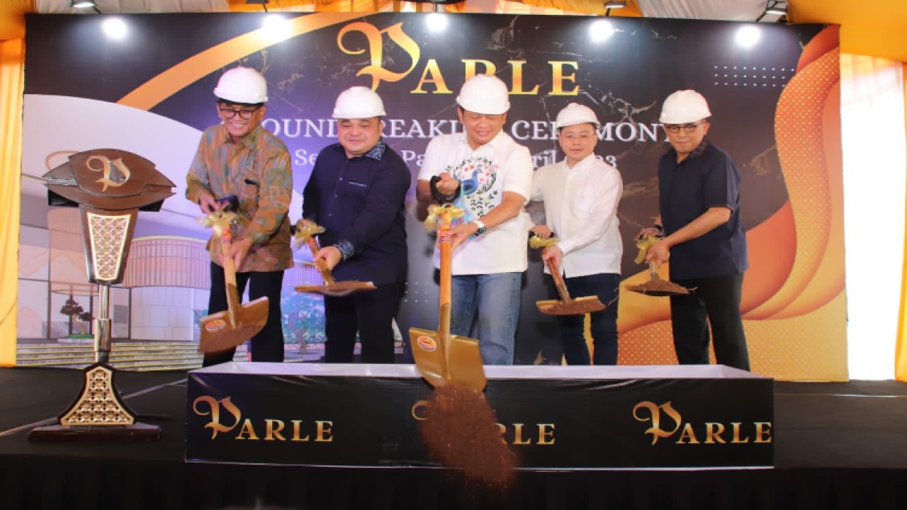 Ketua MPR RI Bambang Soesatyo bersama jajaran Komisaris dan Direksi Parle Resto & Cafe Sonny Harsono, Robert Kardinal, Junaidi Elvis, Anton Kristanto, serta CEO Senayan Park Nio Yantony, melakukan ground breaking pembangunan Parle Resto and Cafe di kawasan mall Senayan Park (SPARK)/Dok MPR