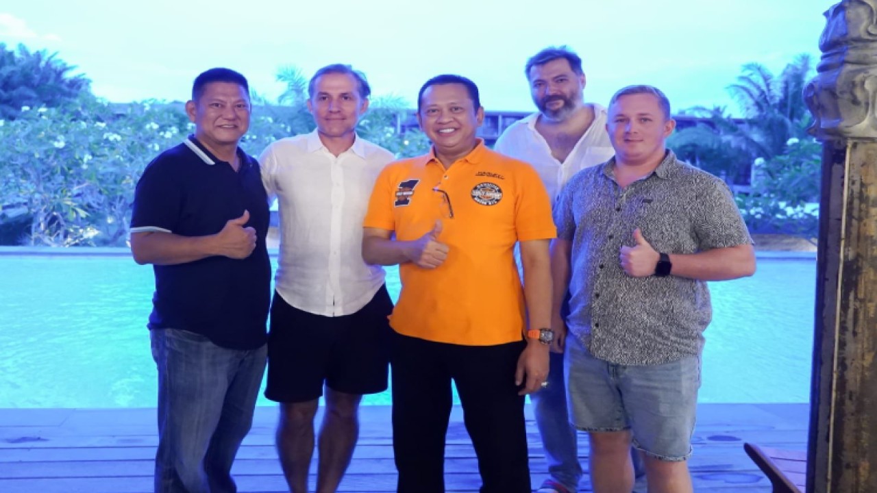 Ketua MPR RI Bambang Soesatyo bersama Owner PARQ Space Hotel I Gusti Ngurah Eka Sidimantra, co-founder and CEO Andre Frey dan General Manager (GM) I Made Dwi Suryapermadi/Dok MPR