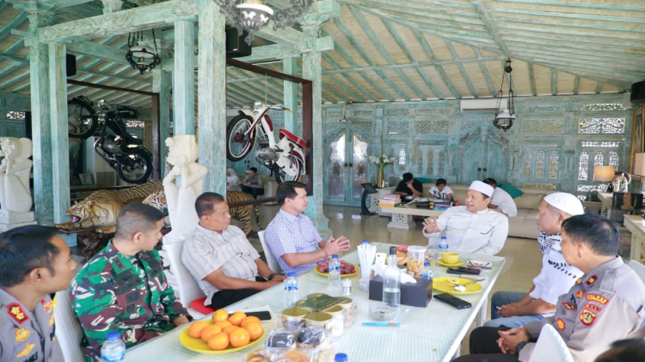 Ketua MPR RI Bambang Soesatyo menerima kunjungan silahturahmi Idhul Fitri Bupati Klungkung I Nyoman Suwirta dan jajaran Forkompinda Klungkung di Villa Black Stone Beach Bali/Dok MPR