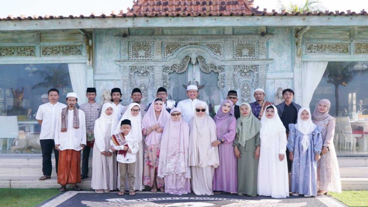 Ketua MPR RI Bambang Soesatyo saat merayakan Hari Raya Idul Fitri bersama keluarga di Kawasan Black Stone Beach Bali/Dok MPR