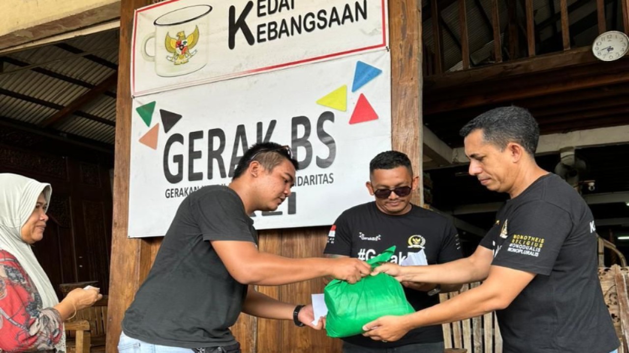 Ketua MPR RI Bambang Soesatyo bersama Gerakan Keadilan Bangun Solidaritas Bali (GERAK BS Bali) di bawah kepemimpinan Ketua Hamid Hadun kembali melakukan aksi kemanusiaan dalam mengisi bulan suci Ramadhan. Membagikan ratusan paket Sembako kepada warga tidak mampu di wilayah Denpasar Selatan, tepatnya di Banjar Sakah. Sekaligus menyantuni keluarga yang memiliki anak stunting/Dok MPR