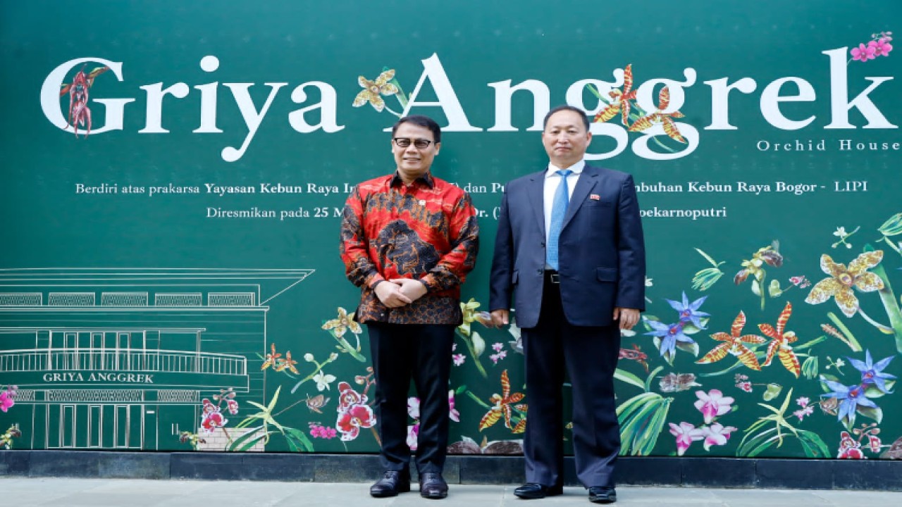 Wakil Ketua MPR Ahmad Basarah dan Duta Besar Republik Demokratik Rakyat Korea untuk Republik Indonesia, Mr. An Kwang Il, mengunjungi prasasti Bunga Kimilsungia di Kebun Raya Bogor, Jawa Barat, Selasa (11/4/23)/Dok MPR