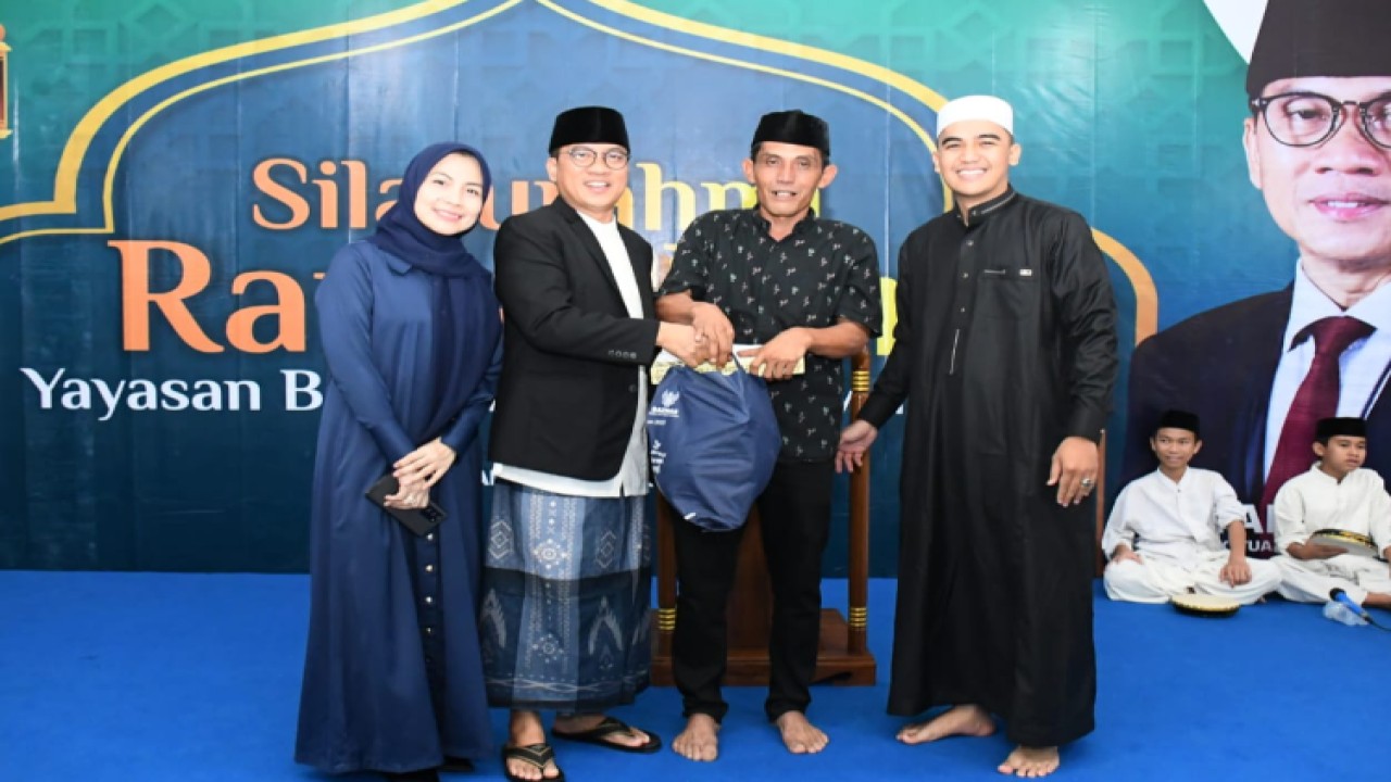 Wakil Ketua MPR Yandri Susanto mengikuti acara Silaturahmi Ramadhan dan Berbagi untuk Sesama di Gedung Serbaguna Pondok Pesantren Bai Mahdi Sholeh Ma’mun, Kecamatan Pabuaran, Kota Serang, Banten/Dok MPR